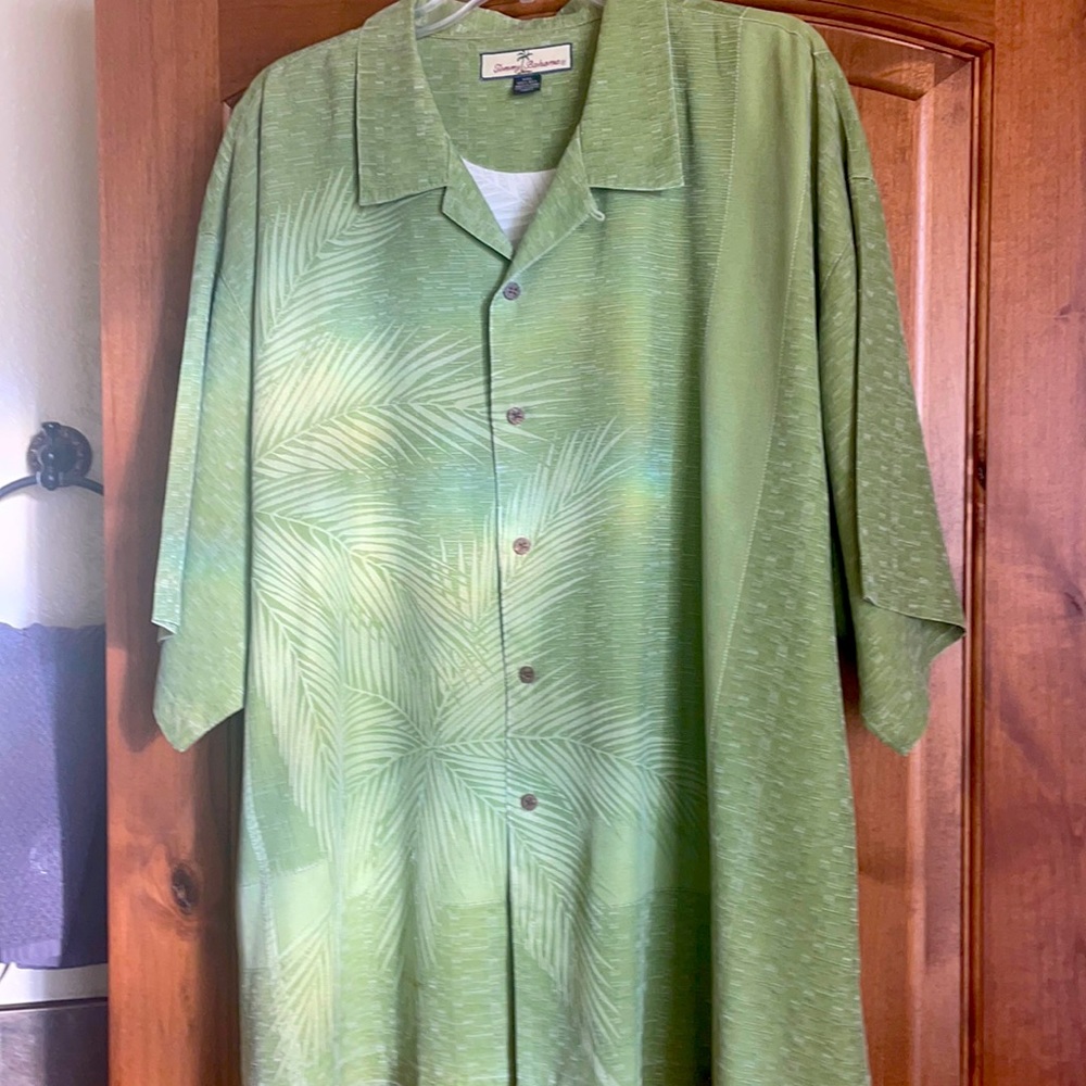 Classic XXL Tommy Bahama Tropical Design shirt with wooden buttons-EUC!!-Sharp!!